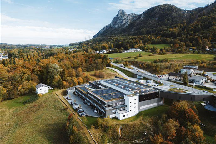 Firmengebäude Biogena in gebirgiger Landschaft im Herbst