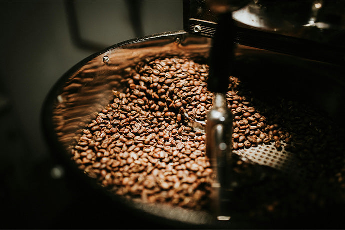 Bild von Kaffeebohnen wie sie geröstet werden