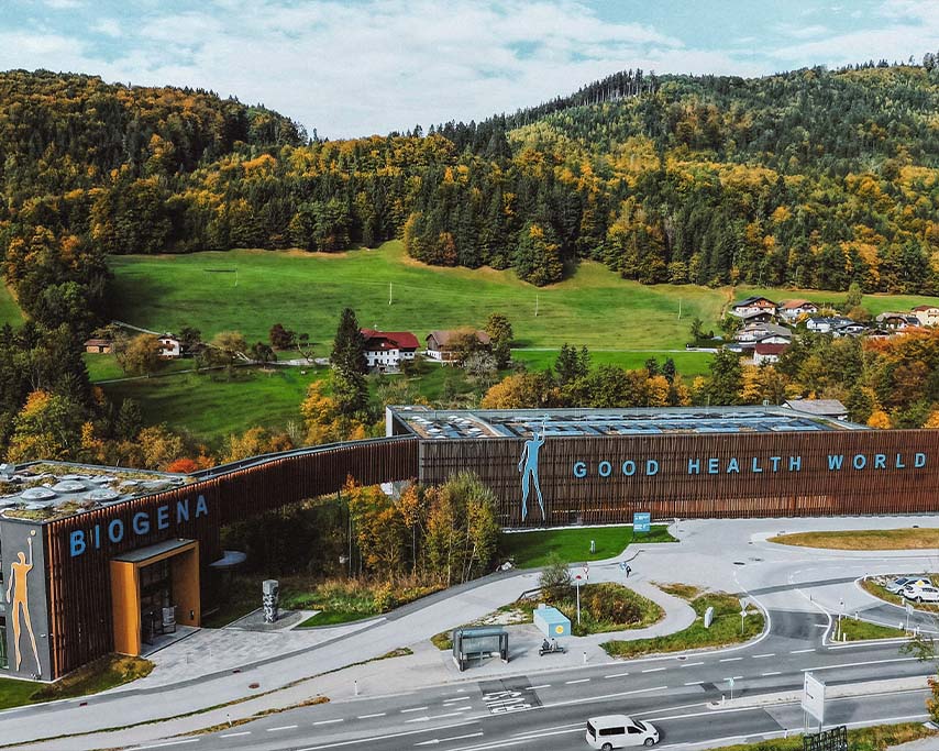 Firmengebäude Biogena steht in herbstlicher gebirgiger Landschaft